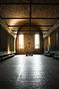 Symmetrisch zonlicht : een gedeeltelijke warm belichte zaal in Abbaye du Mont Saint-Michel van Graphx thumbnail