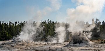 Geisers in Yellowstone National Park, USA van Jeroen van Deel