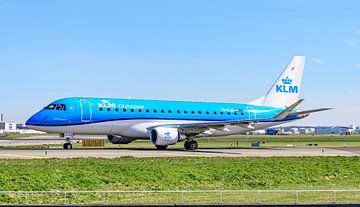 KLM Cityhopper Embraer ERJ-175 passagiersvliegtuig. van Jaap van den Berg