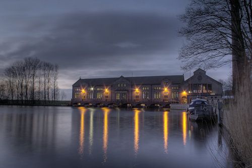 Ir. Woudagemaal bij nacht