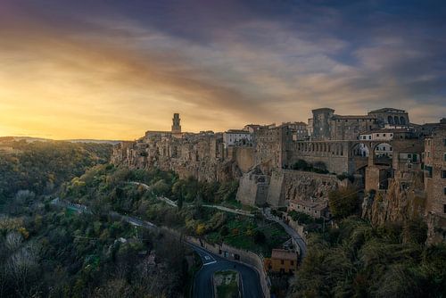Village de Pitigliano construit sur des rochers de tuf au coucher du soleil