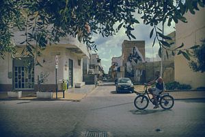 Straßenszene der Via Roma in Lampedusa: Dynamische Graffiti und sommerliches Inselleben