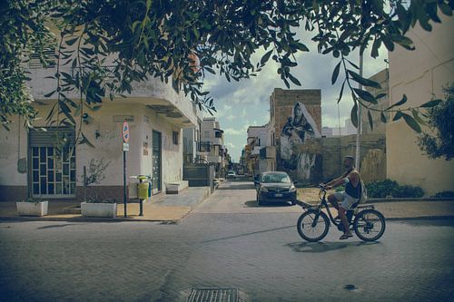 Straatbeeld van Via Roma in Lampedusa: Dynamische Graffiti en Zomers Eilandleven