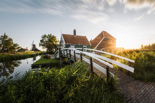 Zonsopkomst bij Zaanse huisjes en molen – typisch Holland