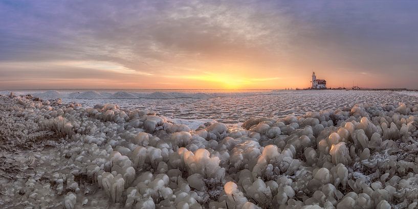 Panorama van het kruiende ijs bij Marken by Dennisart Fotografie