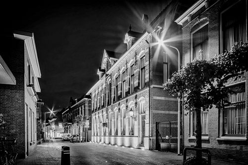 Oude Postkantoor IJsselstein bij avond in zwartwit