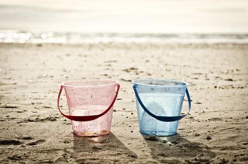 Twee emmertjes op het strand