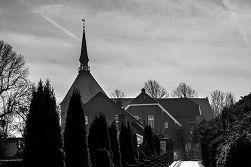 Kirche im Dorf van Rolf Pötsch