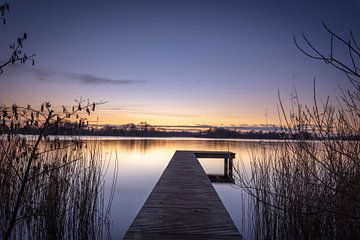 Coucher de soleil sur la jetée du lac Paterwoldsemeer sur Ingrid Visser