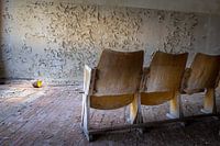 Kinostühle in einem heruntergekommenen Kino