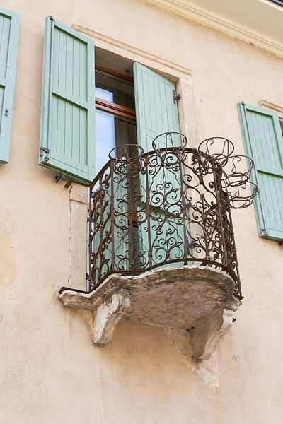 Balkon van de oude stad in Malcesine van Heiko Kueverling