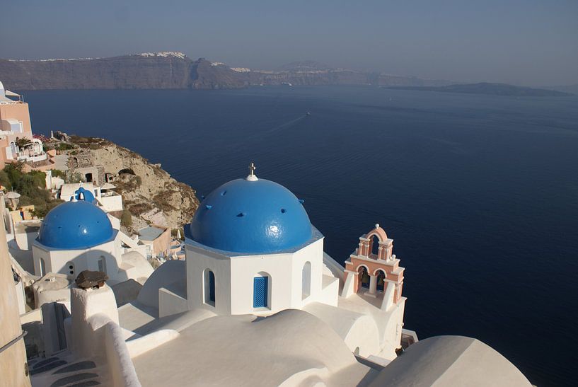 de blauwe daken van Santorini Griekenland by ticus media