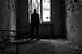Depressiver Mensch steht an einem Fenster von Frank Herrmann