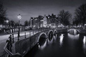 Amsterdam Keizersgracht in de Avond Zwart-Wit van Niels Dam