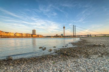 Avond in Düsseldorf aan de Rijn van Michael Valjak