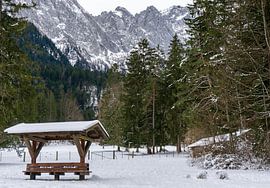 Holzhütte in den Bergen an der Zugspitze in den Alpen von Animaflora PicsStock