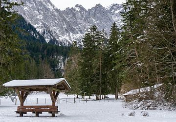 Houten hut in de bergen op de Zugspitze in de Alpen van Animaflora PicsStock