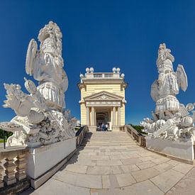 Statuen neben dem Schloss Gloriette, Schönbrunn, Wien, Österreich von Rene van der Meer