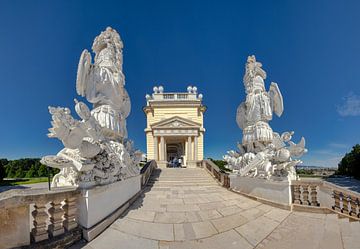 Statuen neben dem Schloss Gloriette, Schönbrunn, Wien, Österreich von Rene van der Meer