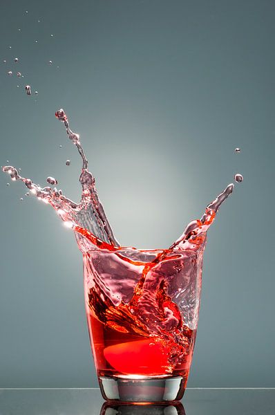 Spetters uit een glas met rode vloeistof van Wijnand Loven