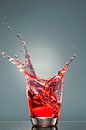 Spetters uit een glas met rode vloeistof van Wijnand Loven thumbnail