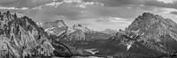Bergpanorama in de Dolomieten bij Misurina en de Drie Torens. Zwart-witfoto.