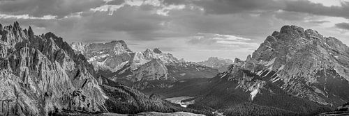 Bergpanorama in de Dolomieten bij Misurina en de Drie Torens. Zwart-witfoto.