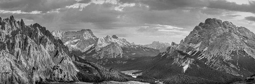Bergpanorama in de Dolomieten bij Misurina en de Drie Torens. Zwart-witfoto. van Manfred Voss, Zwart-Wit Fotografie