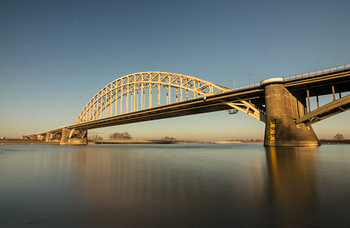 Pont de Waal Nijmegen avec un très beau ciel bleu et calme.
