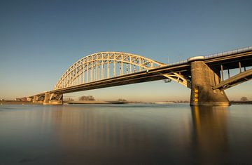Mooiste foto van de Waalbrug Nijmegen met een erg mooie rustige blauwe hemel van Patrick Verhoef