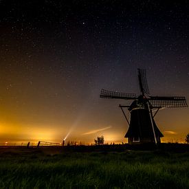 Windmolen bij sterrenhemel in Friesland van Bram Oostdijk
