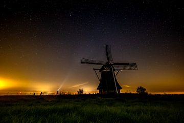 Windmolen bij sterrenhemel in Friesland van Bram Oostdijk