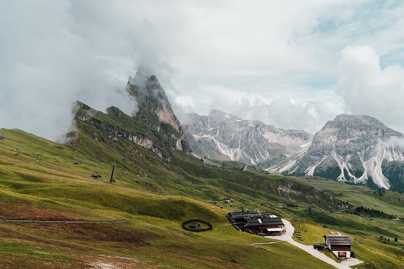 Nebelhafte Seceda-Bergkette in den Dolomiten von Dave Adriaanse - Photography