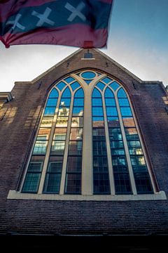 Gebouw met reflectie en de vlag van Amsterdam van Bart Ros