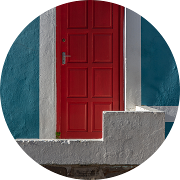 Wit omlijste rode deur in blauwe wand | Urbanfoto Afrika van Monique Tekstra-van Lochem