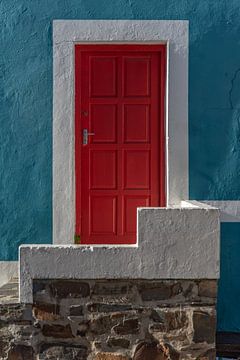 Wit omlijste rode deur in blauwe wand | Urbanfoto Afrika van Monique Tekstra-van Lochem