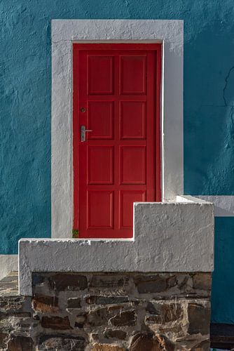 Wit omlijste rode deur in blauwe wand | Urbanfoto Afrika