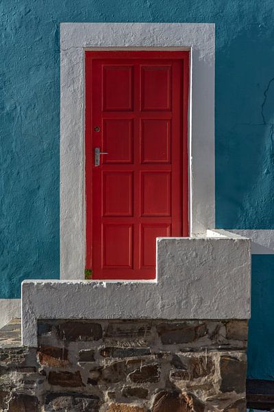 Wit omlijste rode deur in blauwe wand | Urbanfoto Afrika van Monique Tekstra-van Lochem