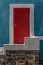 Wit omlijste rode deur in blauwe wand | Urbanfoto Afrika van Monique Tekstra-van Lochem thumbnail