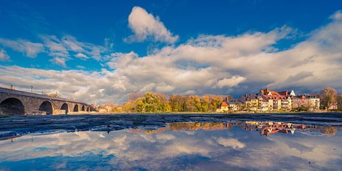 Regensburg in Bayern mit Steinerner Brücke über die Donau im Herbst