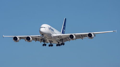 Landende Lufthansa Airbus A380-800 passagiersvliegtuig.