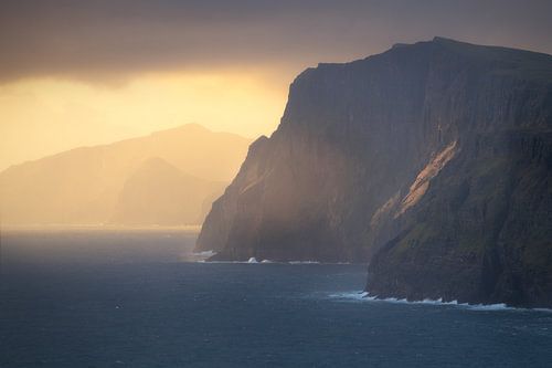 Magnifique coucher de soleil doré dans les îles Féroé sur Jos Pannekoek