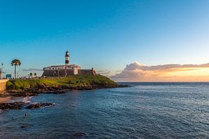 De Barra-vuurtoren aan het begin van de schemering in de stad Salvador Brazil