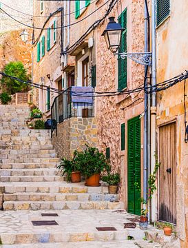 Straat in Banyalbufar dorp op Majorca, Spanje van Alex Winter
