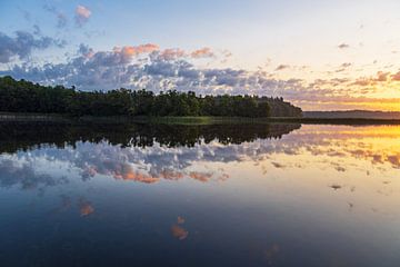 Sonnenaufgang in Seedorf am Schaalsee mit Wolken und Spiegelung von Rico Ködder