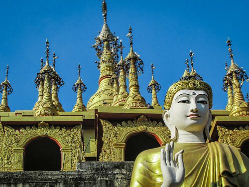 Boeddha met Vitarka mudra (handgebaar) voor de tempel, Thailand
