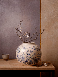 Stillleben im japanischen Stil mit Vase und gewundenen Zweigen mit Beeren