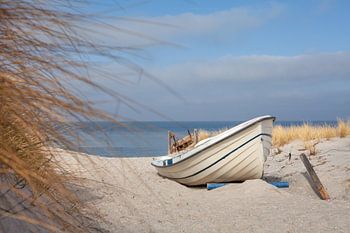 Bateau de pêche dans les dunes de la mer Baltique