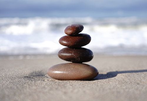 Een cairn gemaakt van vier typische Deense kiezels