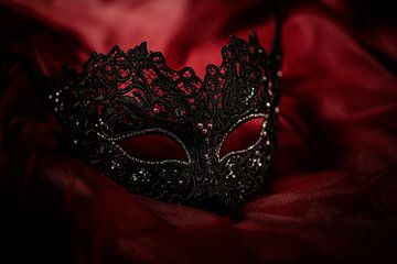 Zwart masker op rood satijn - Elegant van Poster Art Shop
